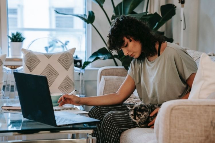 Ders Çalışma İsteği Nasıl Gelir? İşte Sırrı! 3 ders çalışma isteğini arttırmak için kediyle motivasyon sağlayan öğrenci