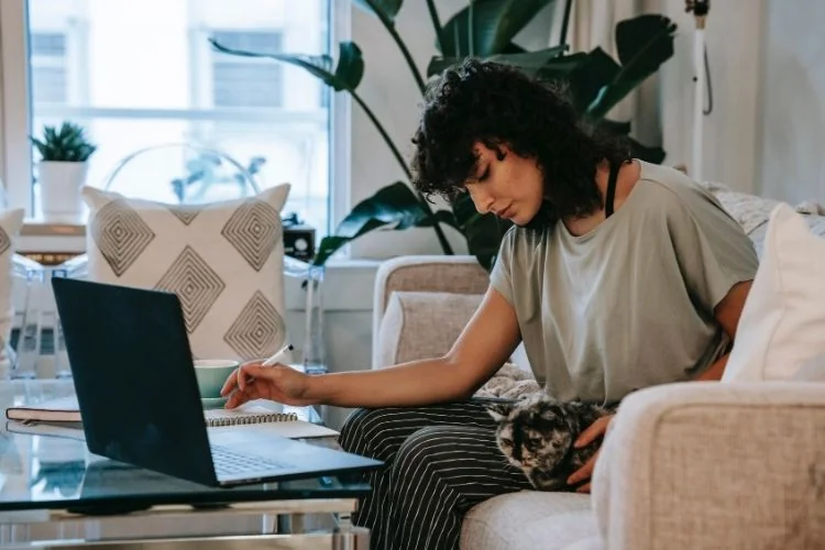 ders çalışma isteğini arttırmak için kediyle motivasyon sağlayan öğrenci