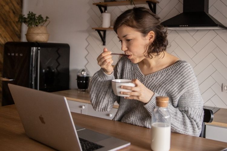 Ders Çalışma İsteği Nasıl Gelir? İşte Sırrı! 4 ders çalışma isteksizliği ve plansız ders çalışırken yemek yiyen öğrenci