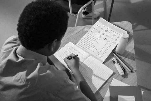 Ders Çalışma Programı Nasıl Hazırlanır? 2 ders çalışma programı hazırlayan öğrenci