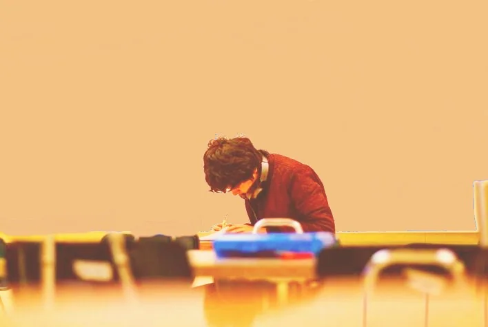 test çözme tekniği ile test çözen öğrenci