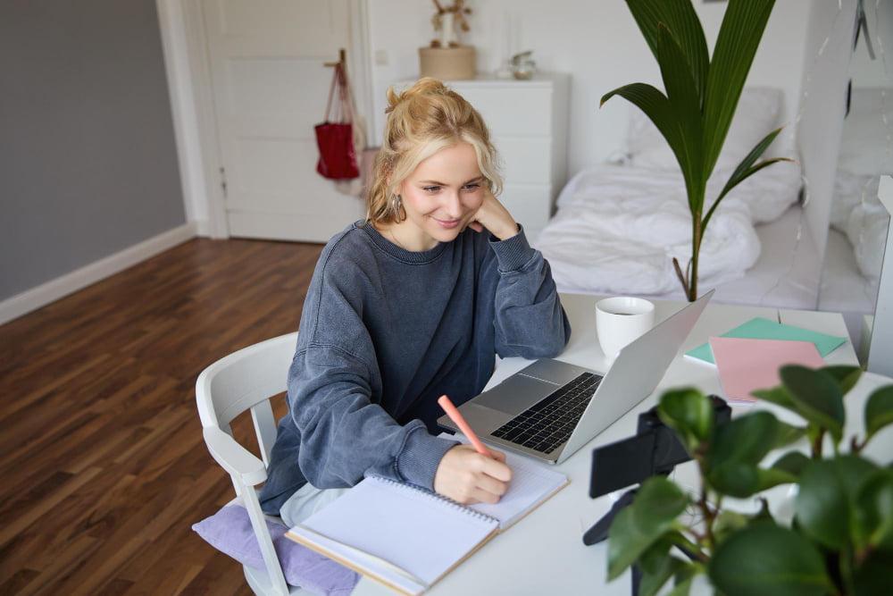 online açık lise dersi çalışan öğrenci