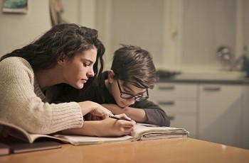 Gülhane Akademi öğrencilerinin bilgi uygulama düzeyini maksimum ve üst düzeyde katkı sağlamak için rehberlik hizmeti sağlar.