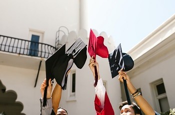 Yeni mezun psikolojisi oldukça karmaşık bir kavramdır. Bu psikolojide hem gelecek kaygısı hâkimdir hem de umutla doludur. 